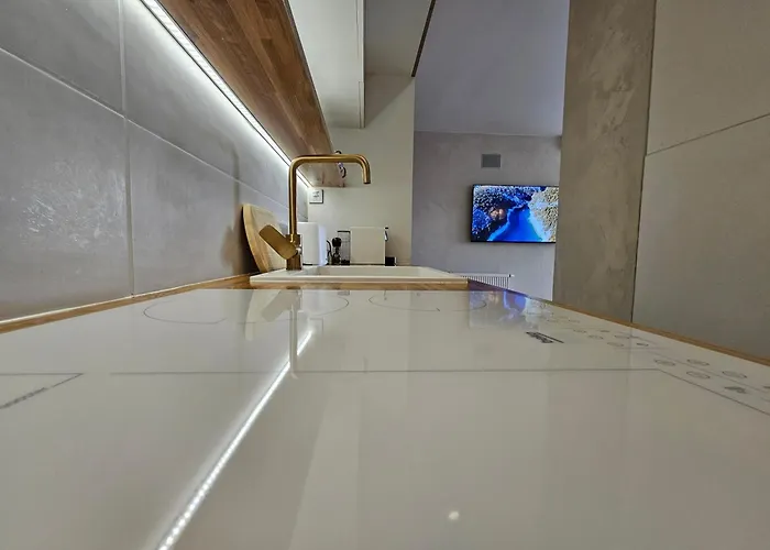 65 Sea View & Underground Garage Parking Lejlighed