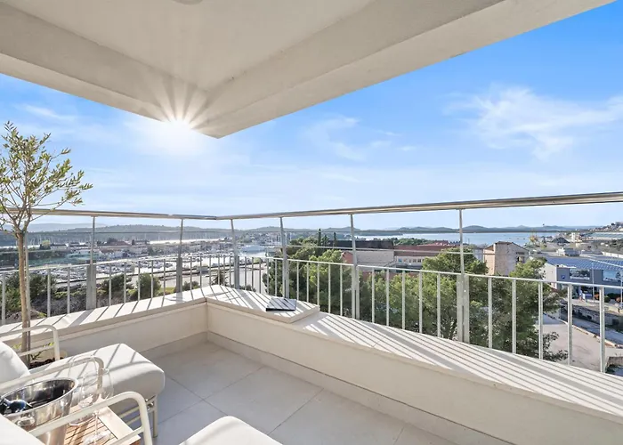 65 Sea View & Underground Garage Parking 아파트 시베니크